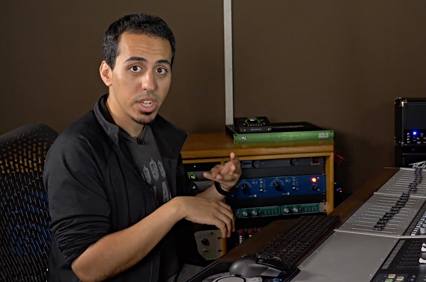 Alex nasla explaining mixing an album Alex nasla explaining mixing an album
