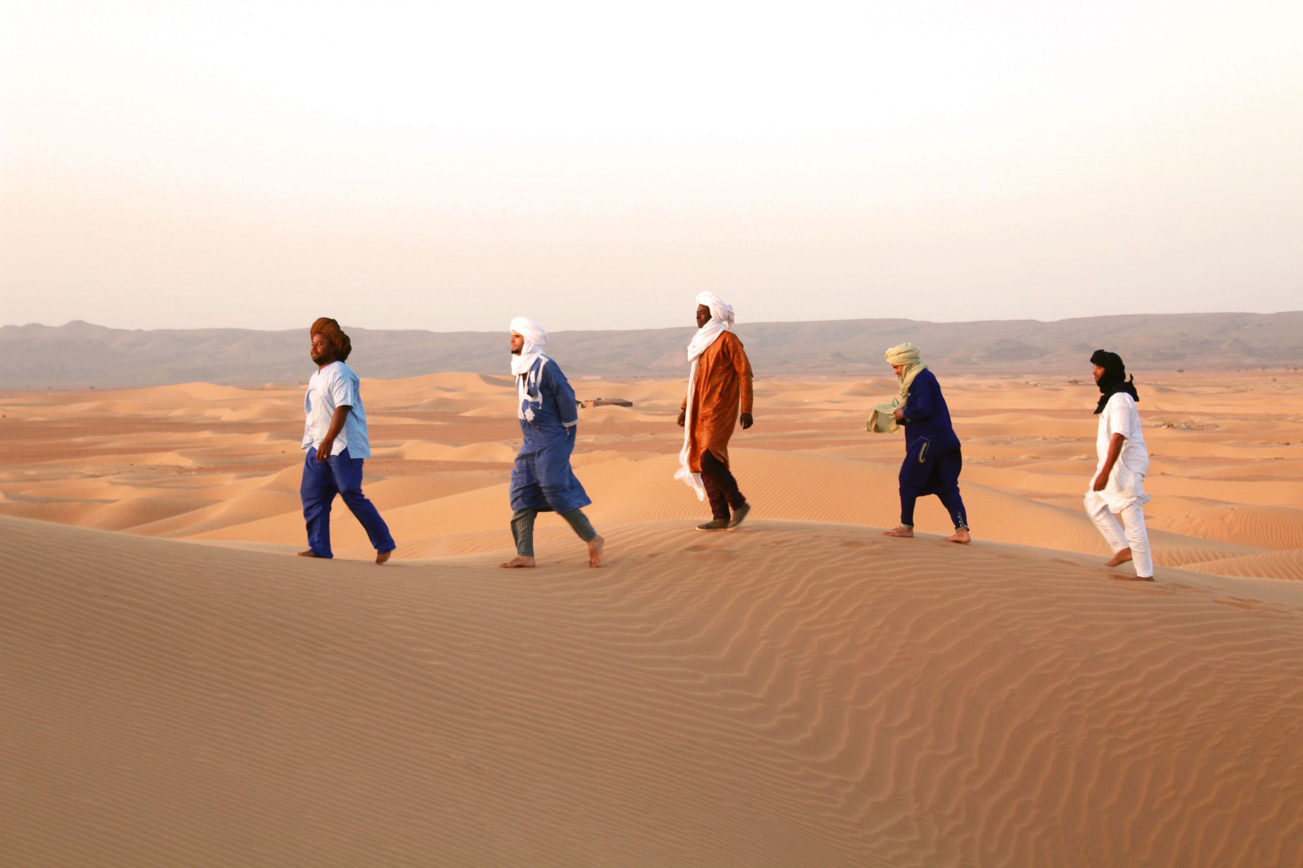 daraa tribes walking in the desert